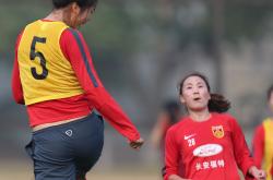 雷速体育网页版-迎接挑战，女足选手奋勇拼搏的简单介绍