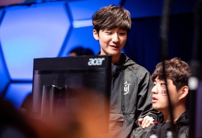 JDG险胜MAD,Uzi成为全场焦点成都决赛之夜3:2(成都) JDG险胜MAD,Uzi成为全场焦点成都决赛之夜3:2(成都)