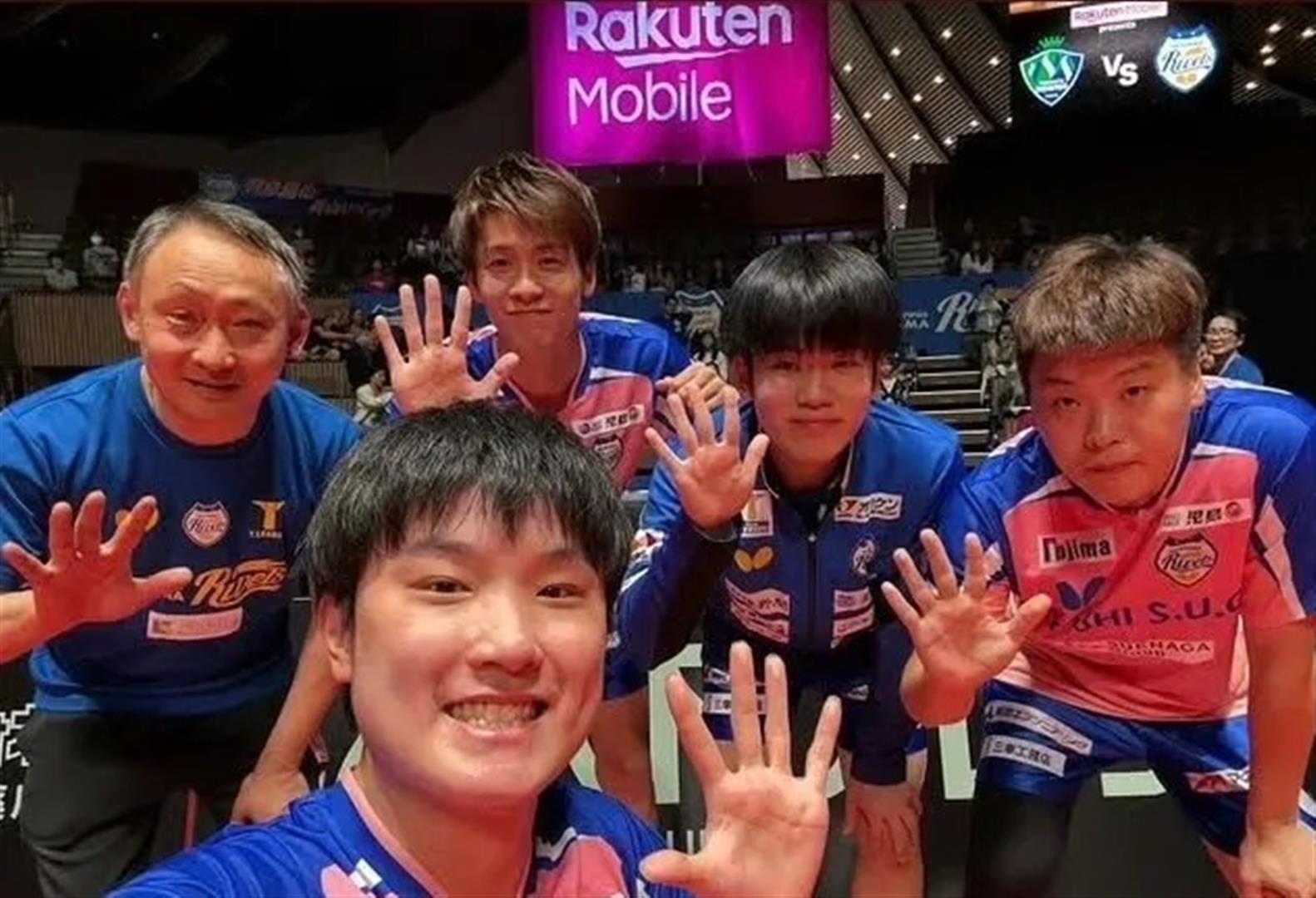 日本队险胜中国队,张本智和关键制胜 日本队险胜中国队,张本智和关键制胜