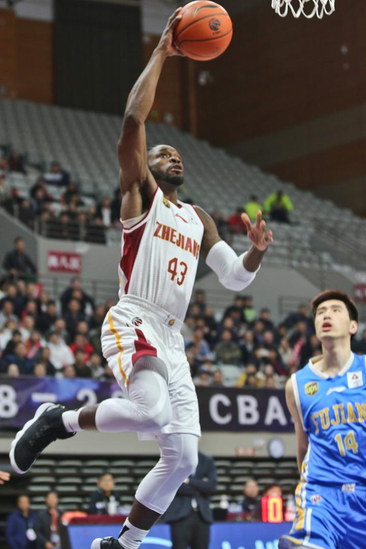 上海队横扫新疆队，保罗点燃赛场